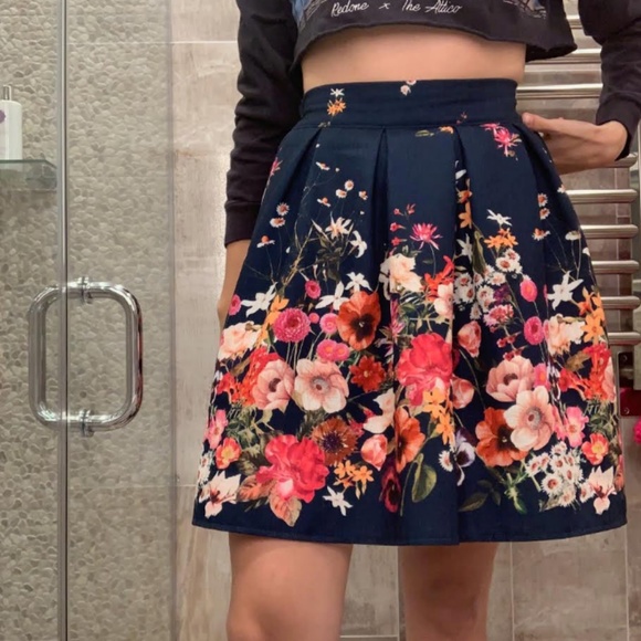 La Robe - Midi Skirt - Picture 2 of 5